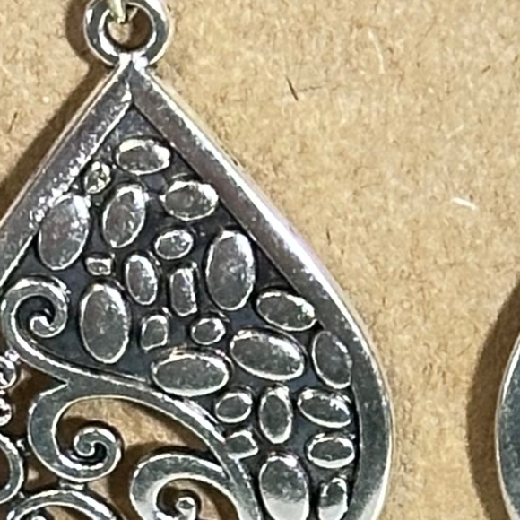 2/$20 Silver tone water droplet 1/2 filigree & 1/2 pebbled hook earrings NWOT - Picture 11 of 11